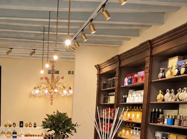 Soffitto a travi e lampadario nel negozio Narciso, corso Porta Borsari
